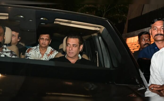 Inside Salman Khan's Star-Stad <I>Alexander</i> Screening for the family. Bonus- Parents Salim and Salma Khan


