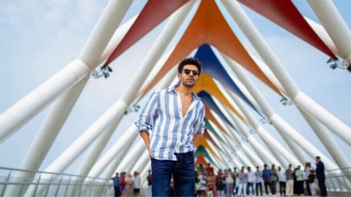 Karthik Aryan collected by fans across India: 5 viral moments that prove that he is a national heartthrobe

