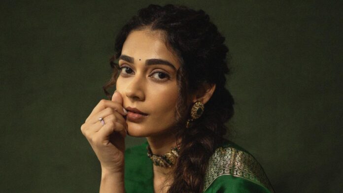 Aakanksha Singh returns to Telugu cinema with 'Shashatipurthi'

