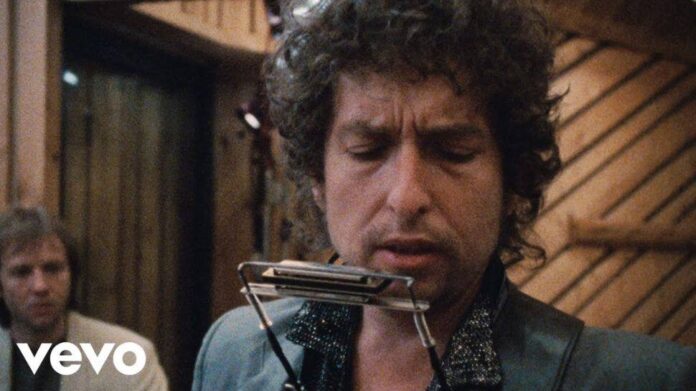Bob Dylan performs Mr. Tamborin Man on stage after a decade

