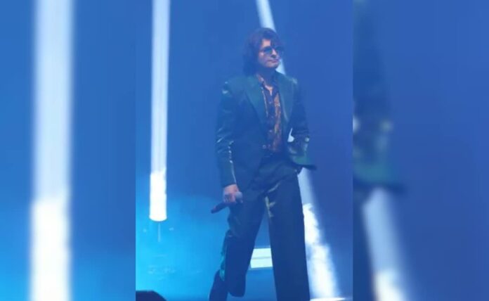 Fans of Sonu Nigam Schools who asked him to sing in Kannada at the Bangalore show: 