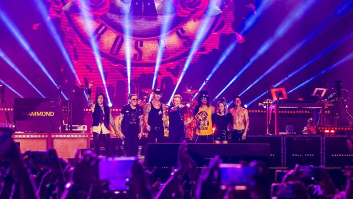 Guns n 'rose back; Mumbai Showers Love for 'November Rain'

