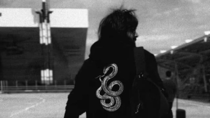 kartik-aaryan-tu-meri-main-tera-naagzilla-hoodie-europe-shoot Kartik Aaryan Sports Naagzilla Hoodie, Heads To Europe With Iconic Aashiqui Guitar