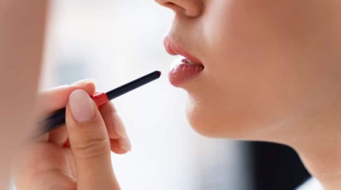 The lip liner is back- and it is more bold than ever

