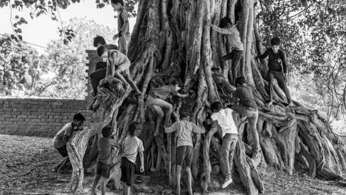Vicky Roy's B/W frame in Delhi exhibition Bachpan in Bachpan and enthusiasts

