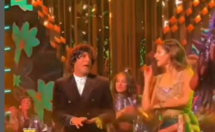Watch: Ananya Pandey dances with Father Chunky Pandey <i>Main Tera Tota</i> In an award show


