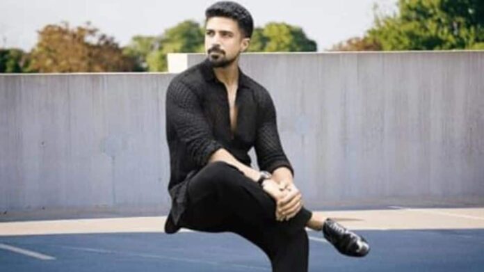 Saqib Salim gave a look to his new muscle after trimming carbs with his diet.

