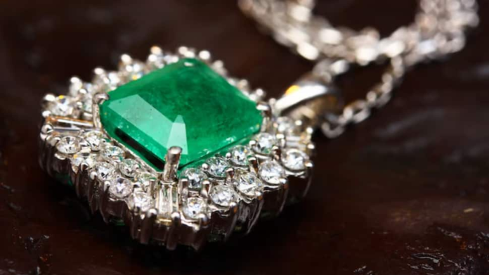 This stone will attract financial success - check the professionals and oppositions of Emerald Stone


