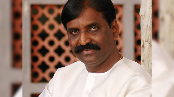Vairamuthu slam the Tamil film industry without using the film's lyrics as the title of the film.

