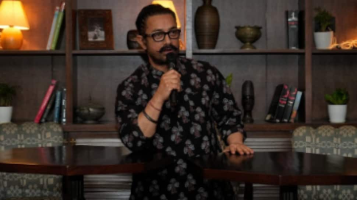 Aamir Khan receives special recognition award from exhibitions across the nation for Sitare land.

