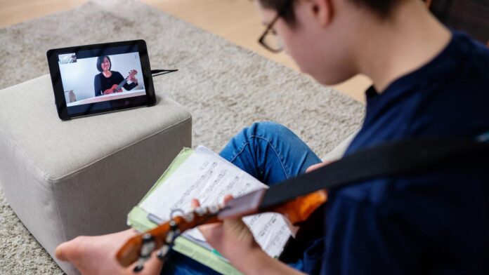 Can virtual classrooms make art more interesting for students?

