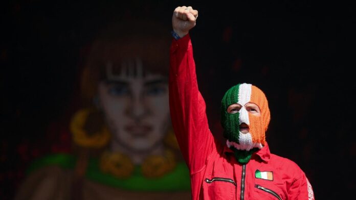 Glastonbury Festival: A Haind of Thythm An

