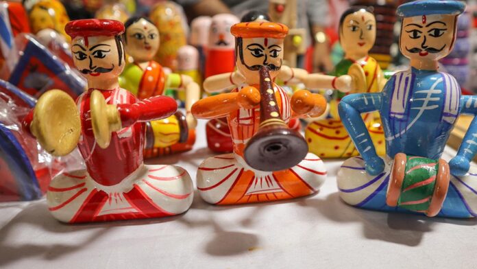 How do artisans from Karnataka try to stay a middleman


