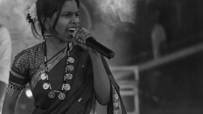 Meet a tribal wrapper Mahi from Maharashtra, who uses the mic as a weapon to fight social injustice.

