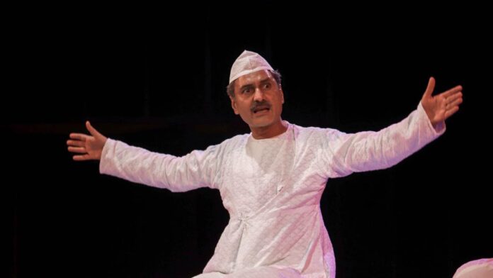 Dastangoi's tradition of telling Urdu story is included by including stories from Hindu epics.

