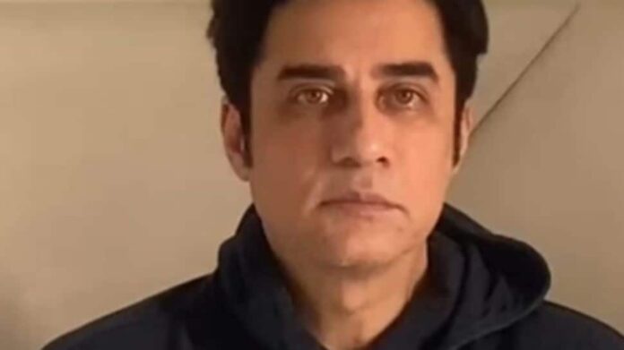 Faisal Khan, who works on the fair, recalls, opens on the family's crack and plans to turn the director

