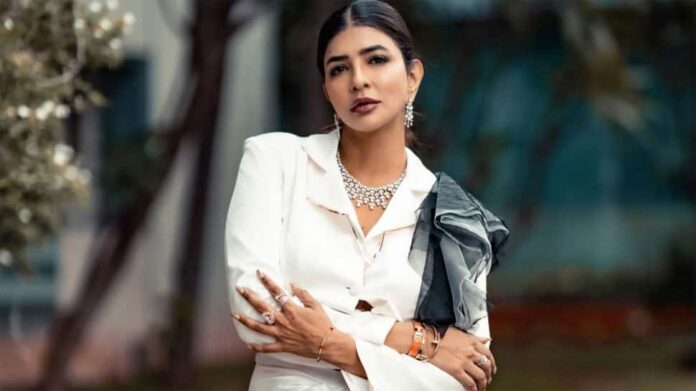 Manchu Lakshmi appears before Ed in case of betting

