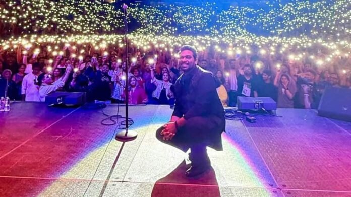 Meet the person who leaves the college to become India's first Hindi comic at the Madison Square Garden of NYC - their staggering net will shock you