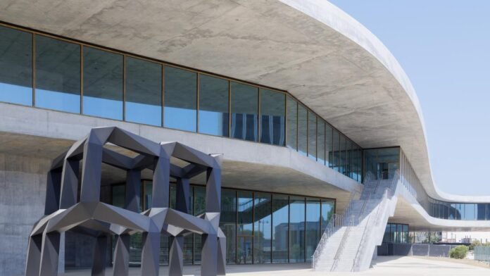 Why are global museums like LACMA turning their attention towards India's art market?