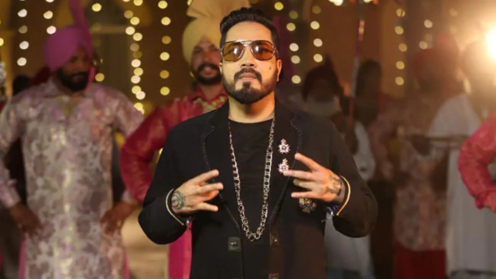 Mika Singh earned Rs 10,000 per show, was told to take out his humerus to get an auto for work.