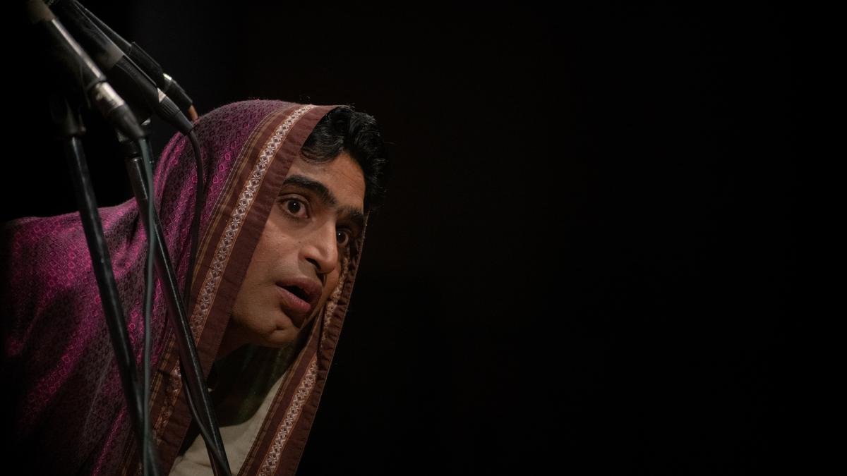 Varhadh Challe Londonla, a classic one-man Marathi play, comes to Hyderabad