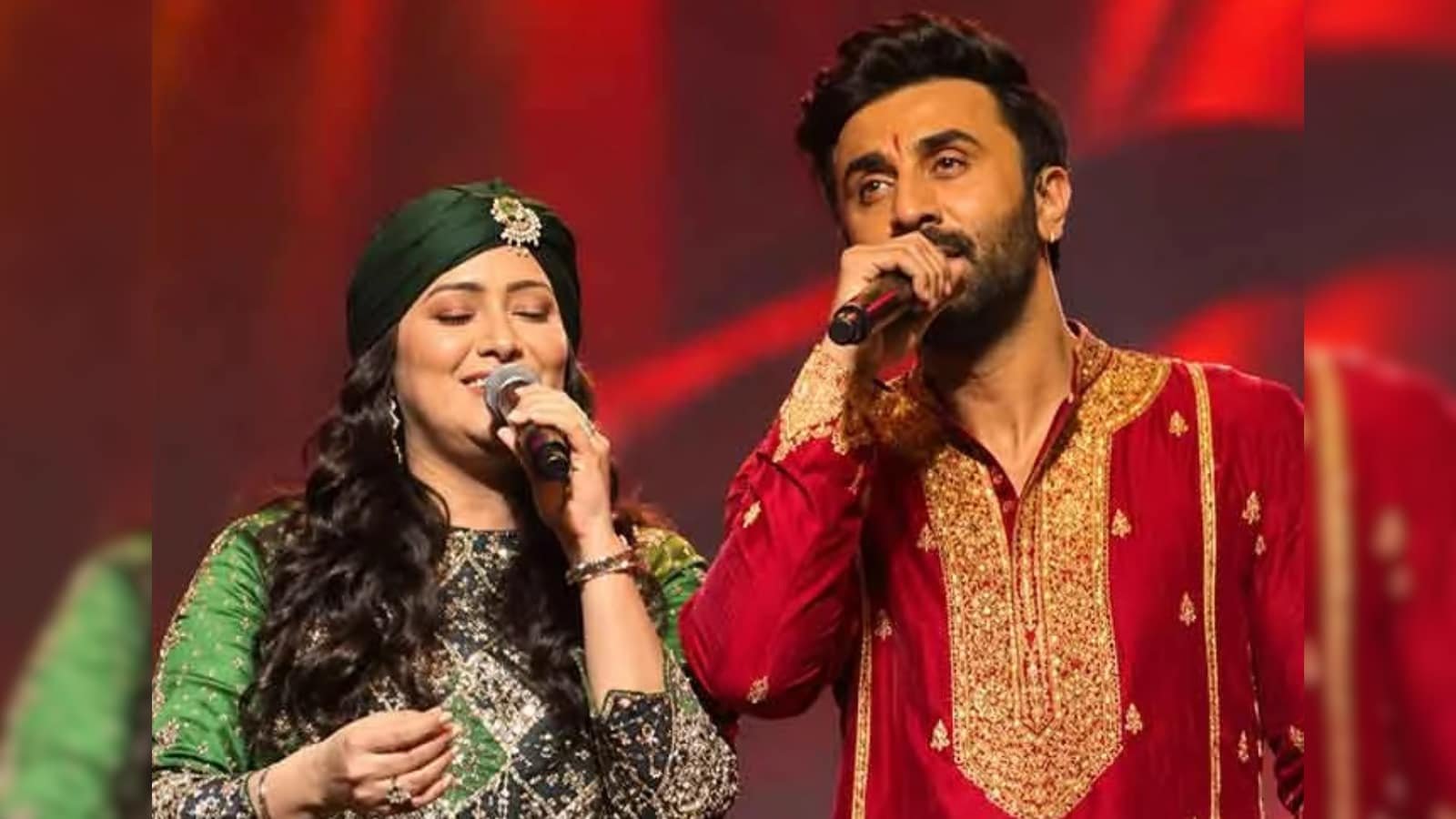 Ranbir Kapoor sings Kabira At the Durga Puja pandal in Mumbai